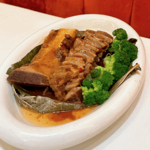 Costilla de ternera asada en su propio jugo envuelta en hoja de loto