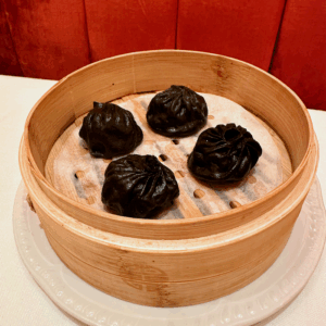 Xiao Long Bao de tinta de calamar, langostino y trufa