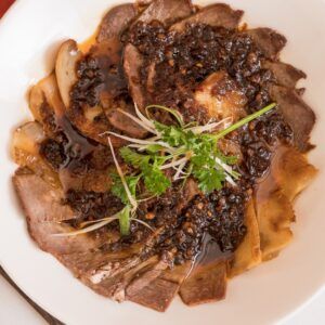 Enlace Imperial (Lengua de ternera y callos con salsa de pimienta de sichuan)