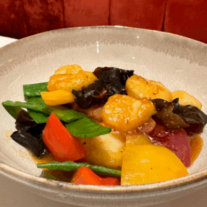 Vieiras salteadas con su mojama y verduras estilo Hong Kong