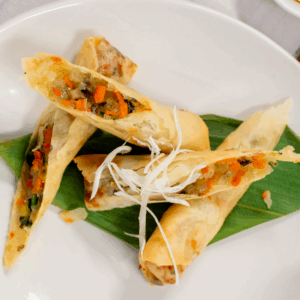 Rollos imperiales rellenos de shiitake y verduras selectas