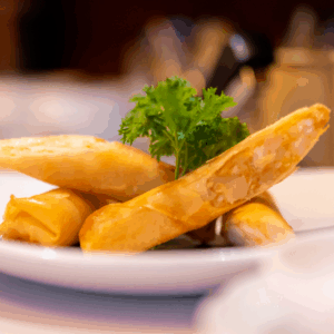 Rollitos crujientes de langostinos con castaña de agua y jengibre