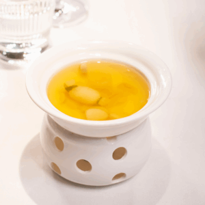 Caldo de Boletus y gallina con "Velo de novia" relleno de tofu (Plato tradicional Imperial)