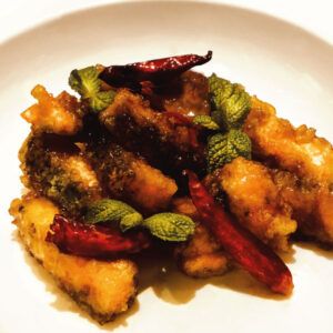 Palitos de tou-fu rebozados con crema de verduras silvestres