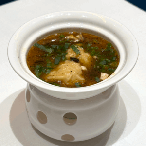 Sopa de wonton de langostinos a la pimienta de Sichuan XO y setas
